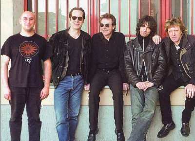 The Heavy Metal Kids 2003 line-up: Ronnie Thomas third from left (photo from http://www.heavymetalkids.co.uk/band2003.htm)