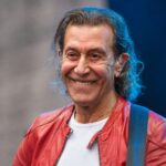 Albert Hammond (adapted from Foto: Stefan Brending, Lizenz: Creative Commons by-sa-3.0 de, CC BY-SA 3.0 de, https://commons.wikimedia.org/w/index.php?curid=42647302)