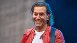 Albert Hammond (adapted from Foto: Stefan Brending, Lizenz: Creative Commons by-sa-3.0 de, CC BY-SA 3.0 de, https://commons.wikimedia.org/w/index.php?curid=42647302)