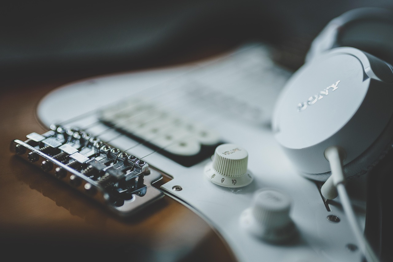 farbsynthese guitar: Image by René Bittner from Pixabay