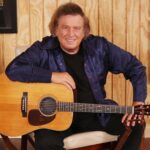 Don McLean with awards, October 2019, (By Jeremy Westby - Own work, CC BY-SA 4.0)
