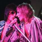 Rod Stewart (right) and Ronnie Wood (left) of the band Faces, in concert 1975 by Jim Summaria, http://www.jimsummariaphoto.com/ Wikipedia creative commons license